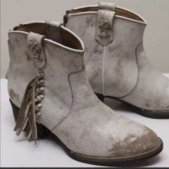 New Very Volatile Women Ankle Boots Distressed White Tassel Leather 6.5 Cowboy - Picture 2 of 3